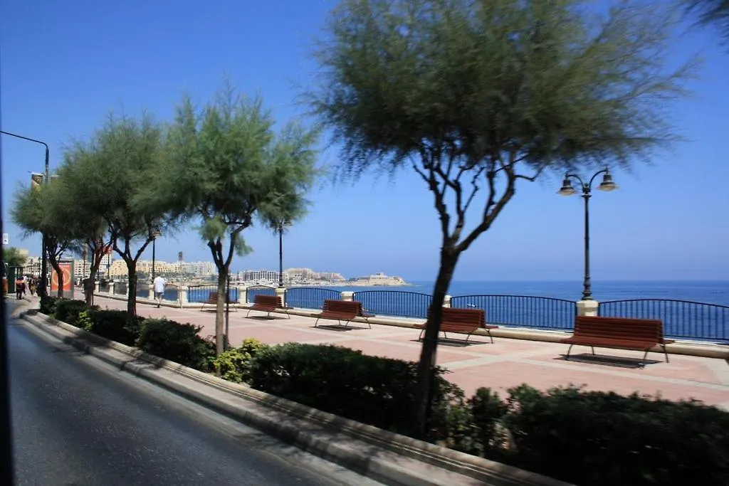 Stylish 2Br Apart, Steps Away From The Beach Sliema Apartment